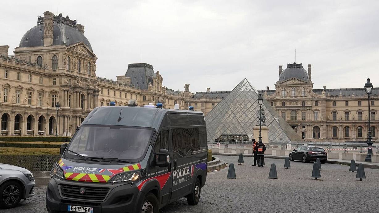 Die Beute aus dem Einbruch in den Louvre wird den Tätern nach Einschätzung eines Ex-Kriminellen nur einen Bruchteil des tatsächlichen Werts einbringen. (Archivbild) | © Thibault Camus/AP/dpa