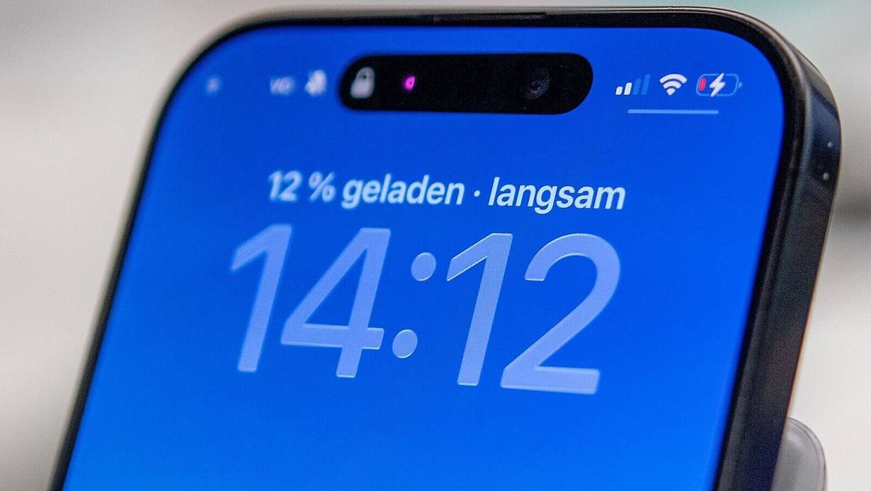 «Slow Charger»: Wie schnell ein iPhone auflädt, hängt von der Wattleistung des Ladegeräts ab. | © Nico Tapia/dpa-tmn