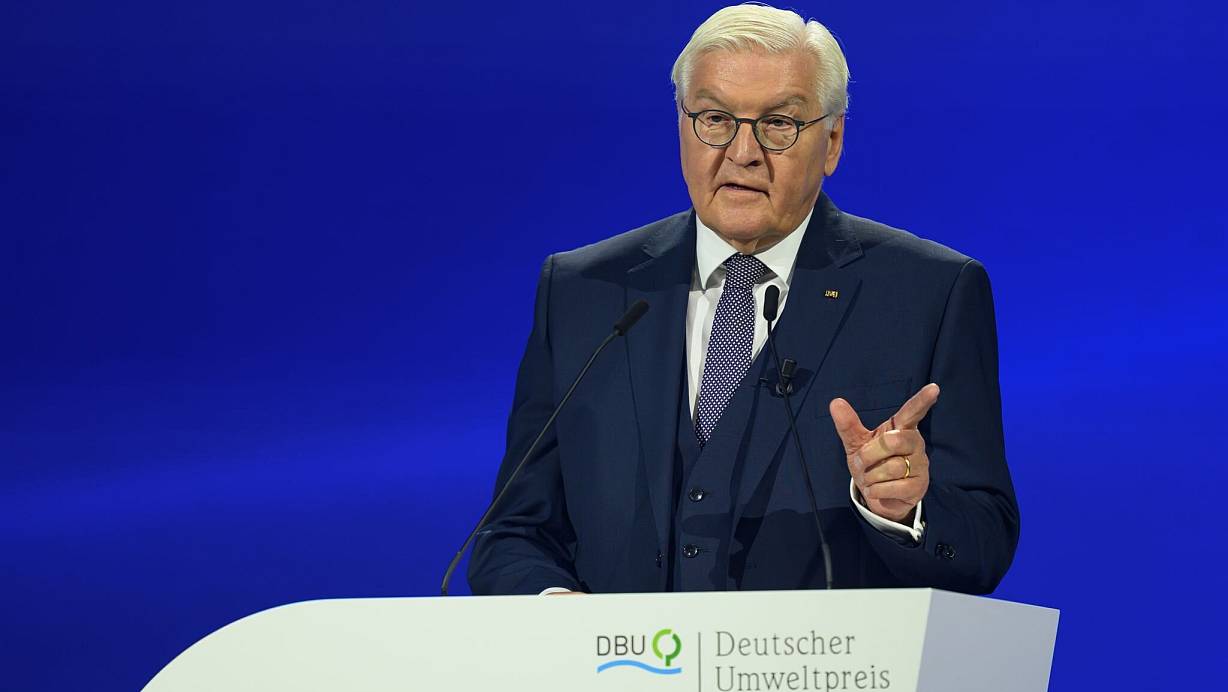 Bundespräsident Steinmeier mahnt, den Klimaschutz nicht zu vergessen. | © Hendrik Schmidt/dpa