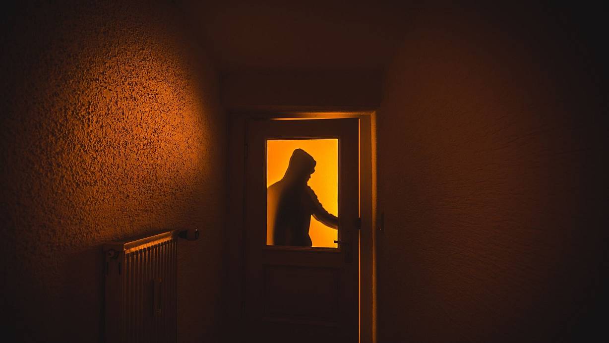 Einbrüche häufen sich in den dunklen Herbst- und Wintermonaten: Verschlossene Türen und Fenster können die Sicherheit erhöhen. | © Nicolas Armer/dpa/dpa-tmn