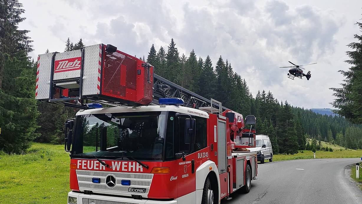 Ein Einsatzfahrzeug der Feuerwehr steht in der Nähe der Absturzstelle eines Kleinflugzeugs im Gemeindegebiet von Krimml. | © -/News5/dpa