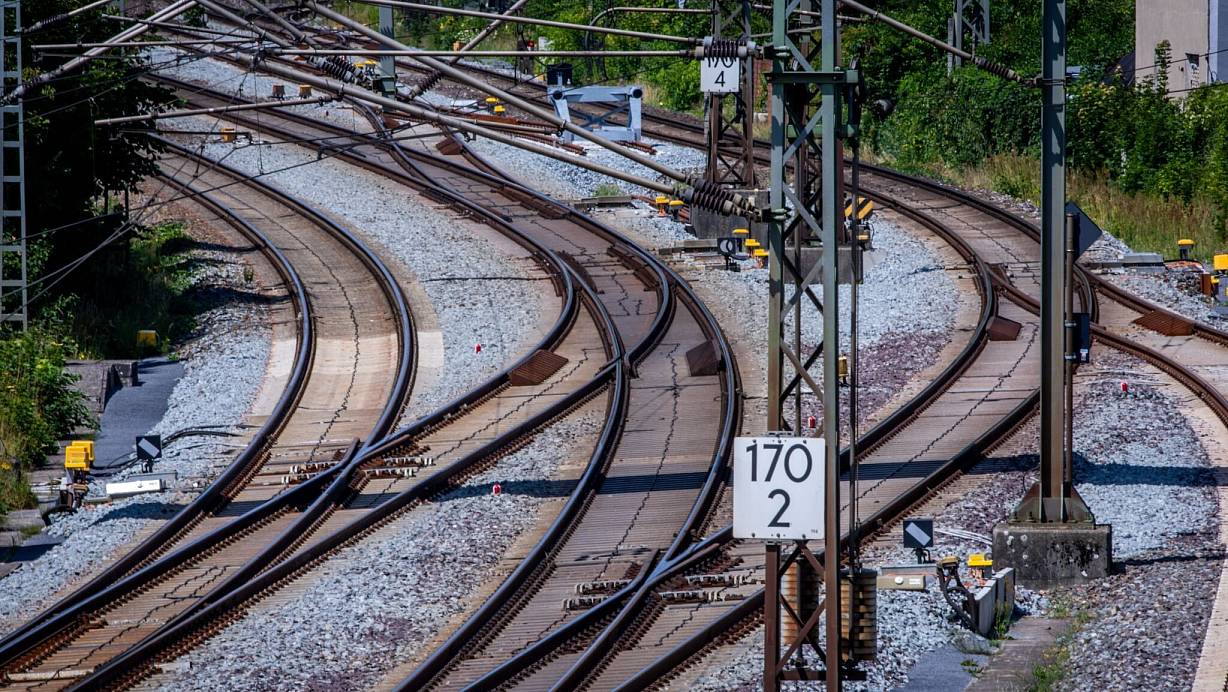 Der Bund gibt inzwischen deutlich mehr Geld für die Verbesserung des Schienennetzes aus. Allein 2,2 Milliarden Euro fließen in die Komplettsanierung der Strecke Hamburg-Berlin. (Archivbild) | © Jens Büttner/dpa
