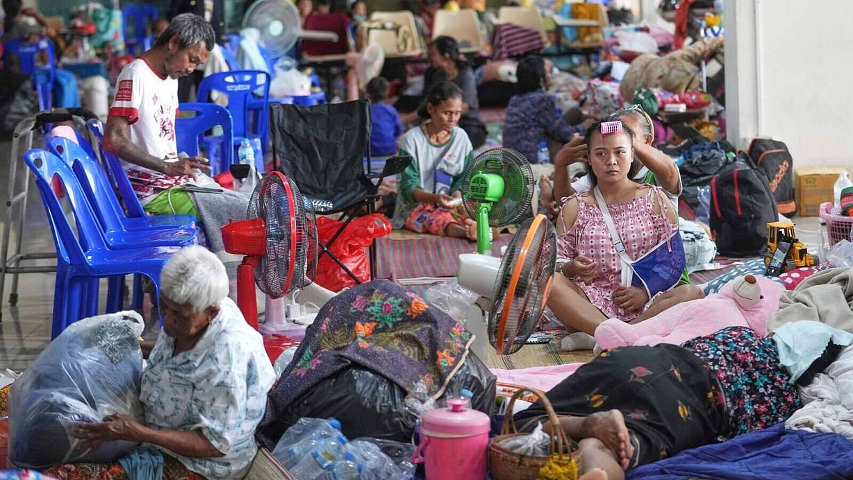 Immer mehr Menschen müssen in Evakuierungszentren untergebracht werden. | © Sakchai Lalit/AP/dpa