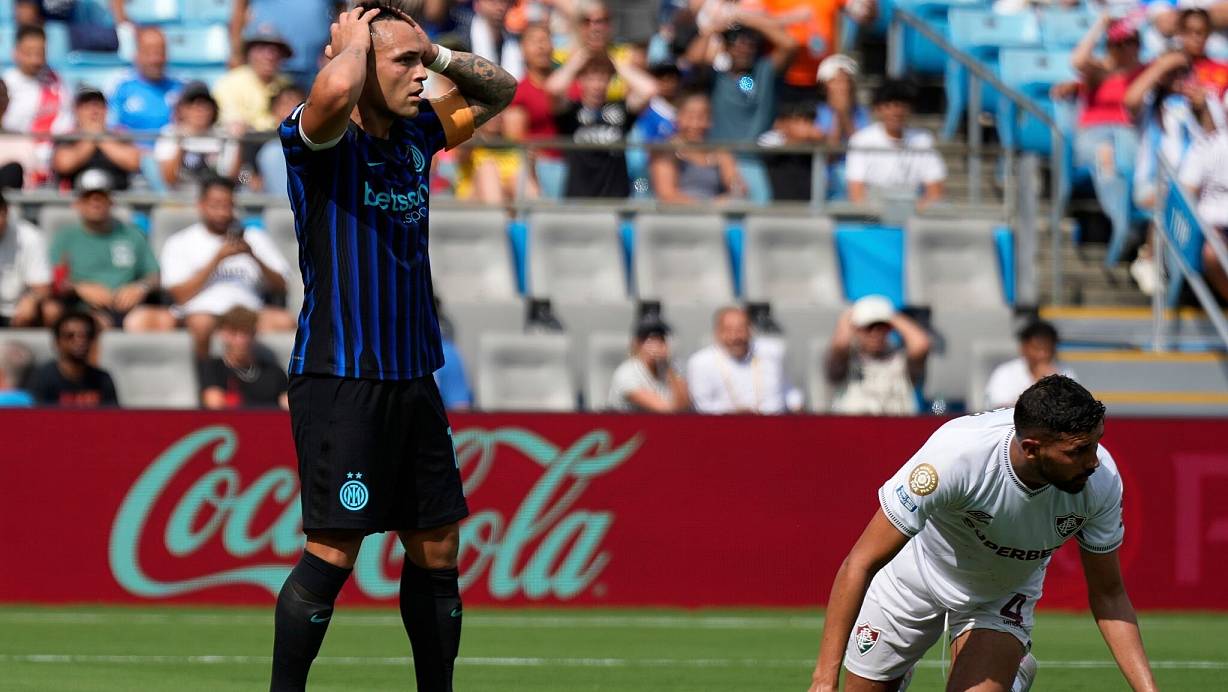 Inter-Kapitän Lautaro Martinez (links) verzweifelt im Achtelfinale gegen Fluminense. | © Chris Carlson/AP/dpa
