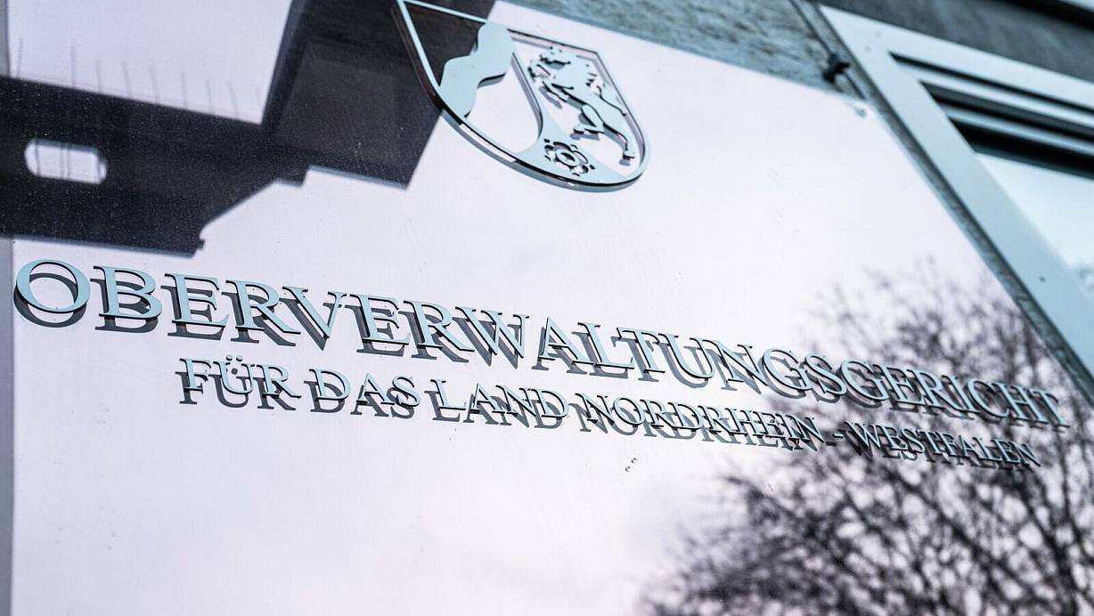 Nach einem Beschluss des Oberverwaltungsgerichts darf die Stadtbücherei Münster umstrittene Bücher nicht mehr mit Hinweisen versehen. (Archivbild) | © Guido Kirchner/dpa