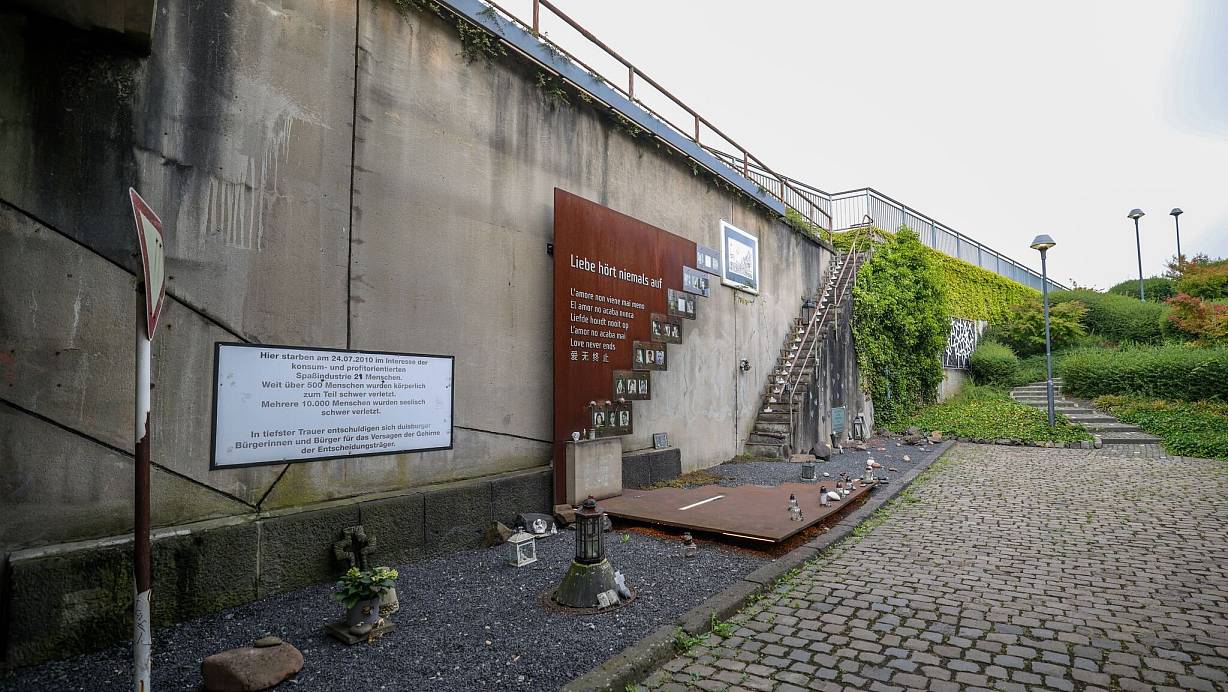 An der Rampe, an der vor 15 Jahren Hunderte Menschen im Gedränge verletzt wurden und 21 starben, steht heute eine Gedenkstelle. | © Christoph Reichwein/dpa