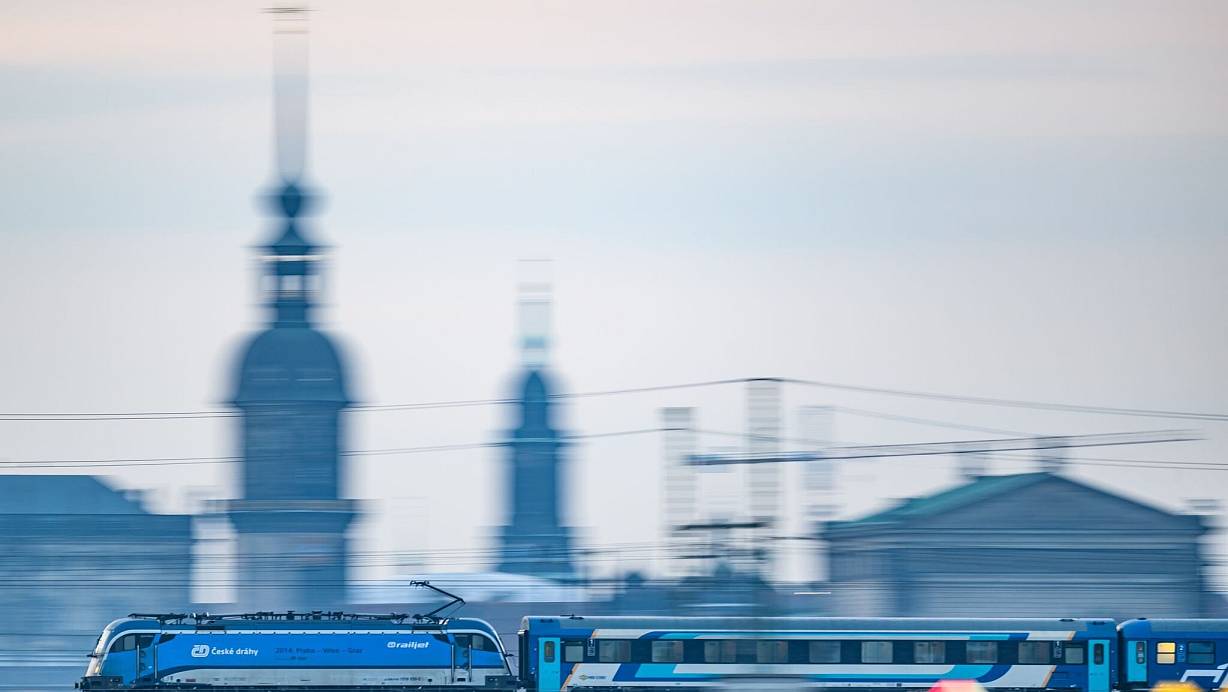 Ein Eurocity-Zug fährt durch Dresden. In einem Teil der Züge wird es weiterhin die beliebten Speisewagen mit frisch gekochtem Essen geben. (Archivbild) | © Robert Michael/dpa/dpa-tmn