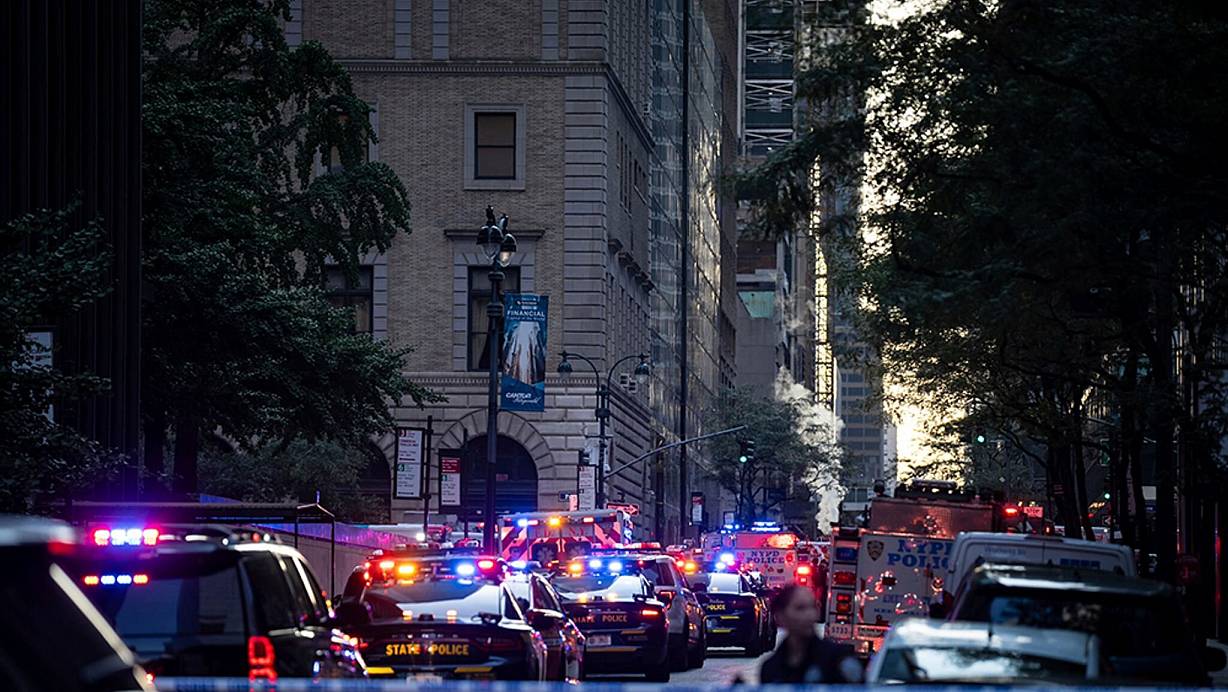 Großeinsatz der Polizei in New York nach einem Schussvorfall. | © Angelina Katsanis/AP/dpa