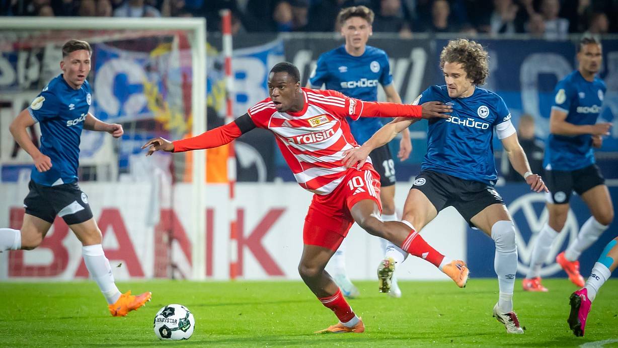 Mit Ilyas Ansah hatten die Arminen alle Hände voll zu tun. Hier versucht Kapitän Mael Corboz (r.) den Unioner zu bremsen. Links schaut Marius Wörl interessiert zu, hinten Maximilian Großer. | © Sarah Jonek