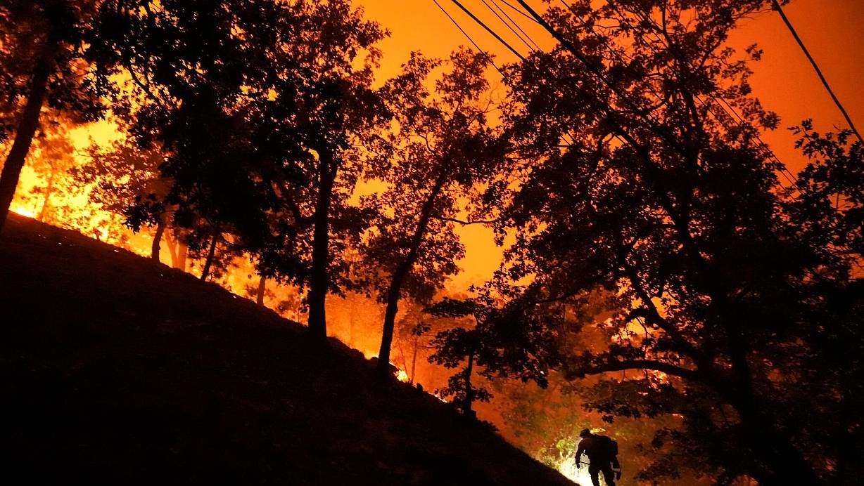 Das Bridge Fire in Kalifornien hat sich innerhalb weniger Stunden explosionsartig ausgebreitet. | &copy; Jae C. Hong/AP/dpa