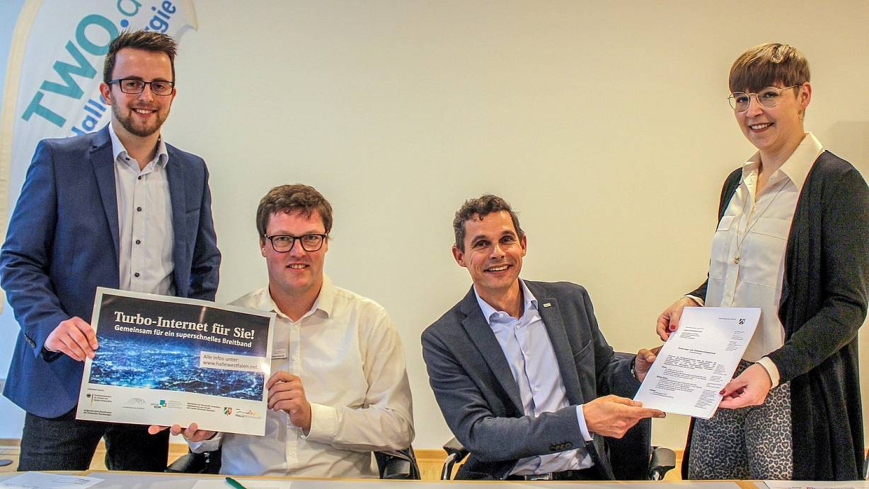 Meilenstein im Haller Breitbandprojekt: Maurice Kleffel (links) und  Katharina Fiebig (rechts) von der Geschäftsstelle Gigabit.NRW (Detmold) überbringen Jochen Strieckmann (Zweiter, von links) und Johannes Wiese das wertvolle Papier persönlich. Denn es ist höchste Zeit, dass mit dem Bau des Haller Gigabit-Netzes begonnen werden kann. | © Stadt Halle