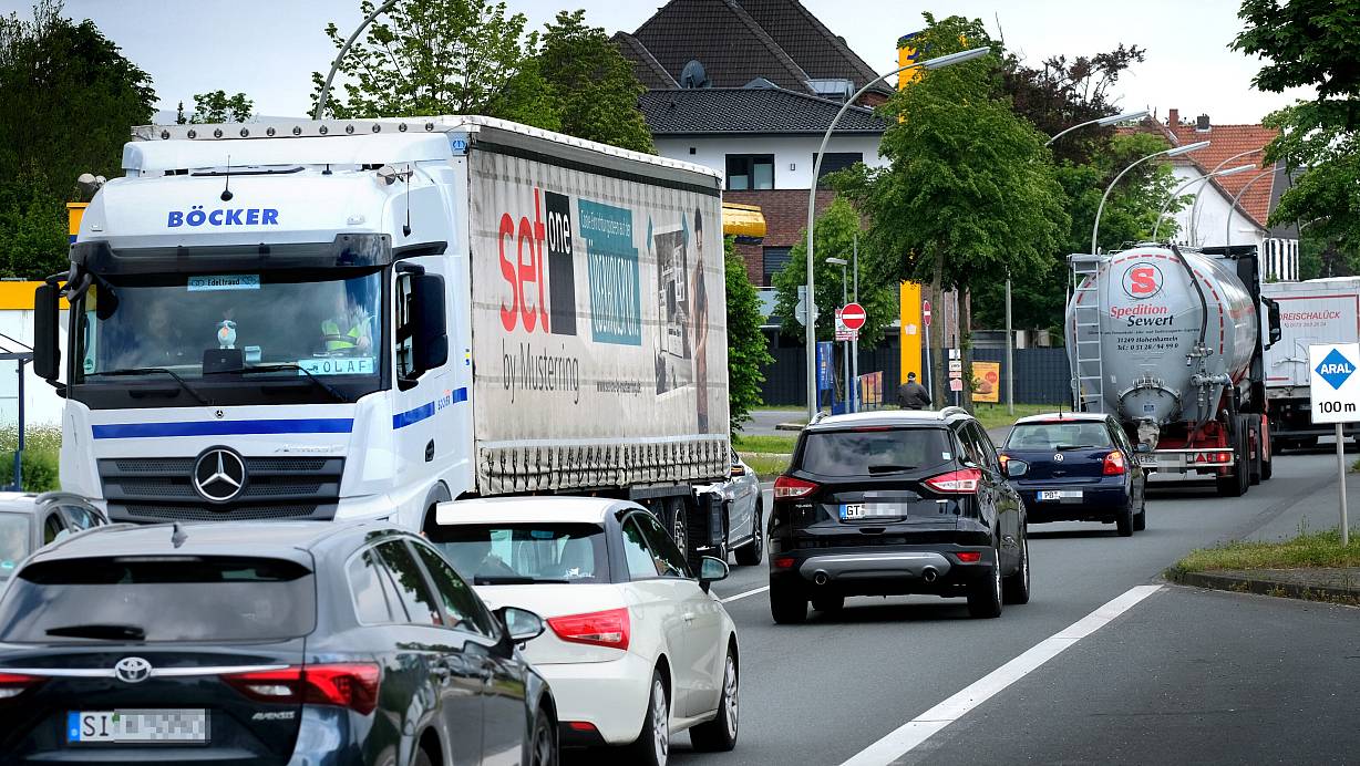 Sechs geplante Ortsumgehungen in OWL können nun weiter verfolgt werden, doch bei vielen dürfte die Fertigstellung noch Jahre dauern. Dazu gehört auch die Entlastung der B64, die durch Herzebrock-Clarholz führt. | © Andreas Frücht