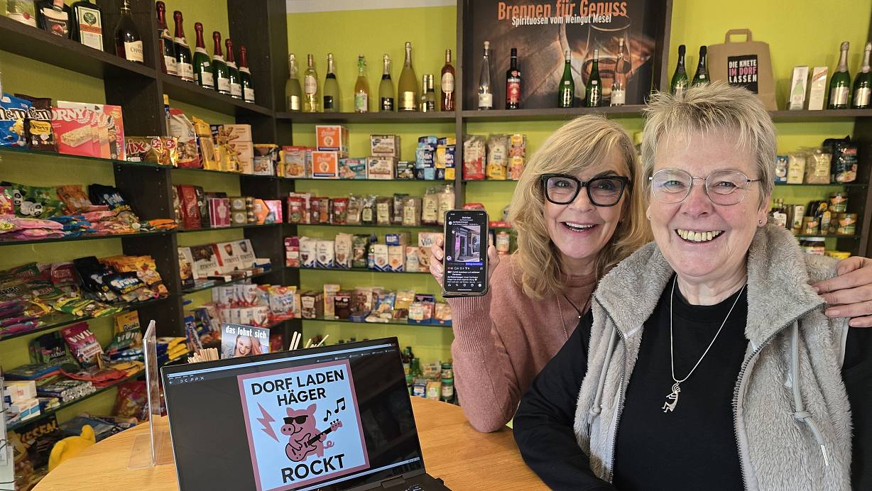 Durch den Dorfladen-Song ist Ulrike Schilling (r.) inzwischen Expertin für KI geworden. Iris Menzel hat die Bilder für das Video beigesteuert und zusammengeschnitten. | © Silke Derkum-Homburg
