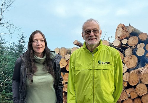 Birgit Lutzer und Adalbert Niemeyer-Lüllwitz kritisieren die Maßnahme in Borgholzhausen. - © BUND-Kreisgruppe