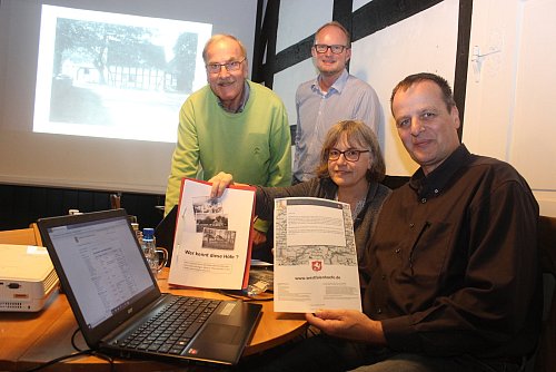 Luden zum Informationsabend ein: Michael Erichreineke beschäftigt sich seit Jahren intensiv mit den Höfen in Ostwestfalen. Ulrike Doht will vor allem in Borgholzhausen recherchieren. Jürgen Hellweg und Jan Brüggeshemke von Heimatverein luden nun zum Infoabend ein, um das Projekt vorzustellen. - © Alexander Heim