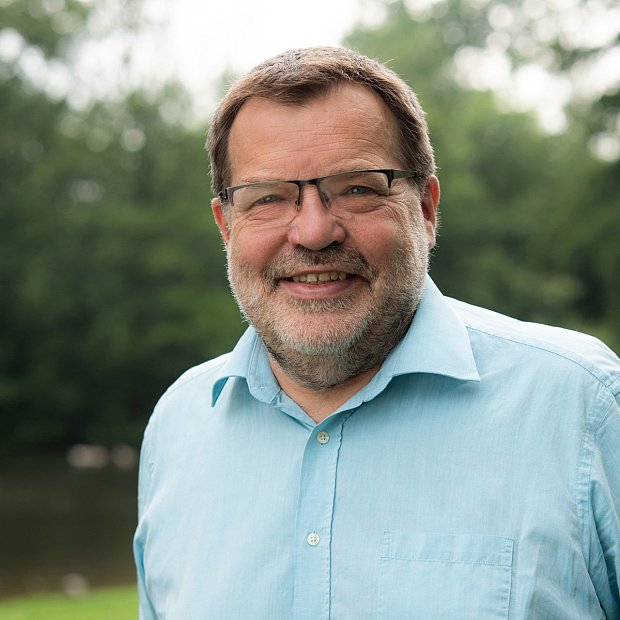 Detlef Gohr, 59, von Bündnis 90/Die Grünen hatte als letzter seinen Hut in den Ring geworfen. Gohr ist gelernter Fotograf und Mediengestalter und lebt seit 1996 mit seiner Familie in Steinhagen. Gebürtig kommt er aus dem Sauerland. Bei den Grünen ist Gohr seit 1999 aktiv, aktuell führt er die Fraktion im Gemeinderat an. Darüber hinaus ist er seit 2009 Mitglied des Kreistags. Das grüne Wahlkampfmobil, mit dem Detlef Gohr derzeit auf Stimmenfang geht, ist Marke Eigenbau und hat dank Muskelantrieb eine vorzügliche Ökobilanz. Darauf legt er Wert.