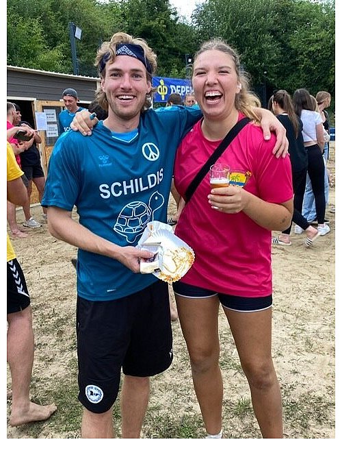 Henry Deutschmann und Janna Klenke genießen das Beach-Flair. - © HSG Werther/Borgholzhausen