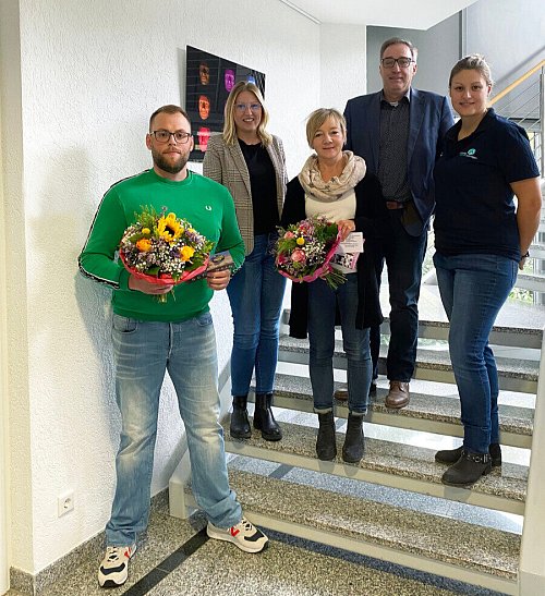 Gemeinsam mit Bürgermeisterin Sarah Süß (2.v.l.) bedankten sich Stefan Lütgemeier (hinten) mit Sandra Nimz (rechts) von den Gemeindewerken bei den Gewinnern Ernst Czaplinsky und Stefanie Pietsch. - © Gemeindewerke Steinhagen GmbH