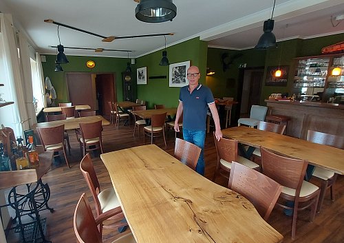 Martin Mormann präsentiert den jetzt fertig renovierten Gastraum des Gatshauses Zurmühlen in Borgholzhausen. - © Claus Meyer