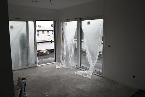 In den Penthäusern bleibt bis zum Einzug noch viel zu tun. Viel Glas sorgt für helle Räume. - © Jonas Damme