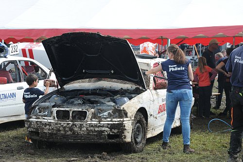 Nach packenden Wettkämpfen auf dem sandigen Kurs mussten die Rennwagen auch mal gereinigt werden. - © Marc Uthmann