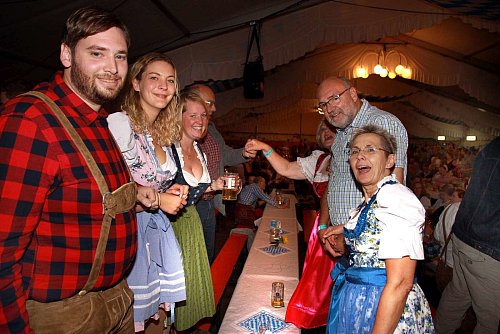 Roter Oktober: Micha Heitkamp, Sally Starken (von links, zwei Kandidaten für die Europawahlt), Wiebke Esdar (MdB), Stefan Sussiek (Stadtrat), Annette Milke-Gockel (SPD-Ortsverein), Wilfried Kipp-Weike und Bürgermeisterin Marion Weike schunkeln gern mit. - © Edwin Rekate