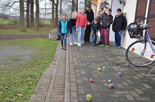 Streetboule: Dafür braucht man keine großen Hilfsmittel. Die weichen Bälle können auch zum Jonglieren genutzt werden. - © Foto: Andreas Großpietsch