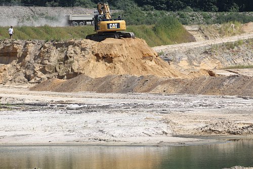 Sandabbau: Stück für Stück tragen die Bagger das Material für den Autobahnbau der A 33 ab. - © Foto: Judith Gladow