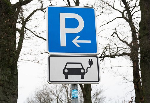 Immer mehr Parkplätze in Deutschland werden mit Ladesäulen für E-Autos ausgestattet. Besonders viele solcher Ladepunkte gibt es rund um den Bielefelder Hauptbahnhof. - © Julian Stratenschulte/dpa