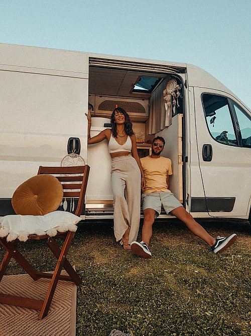 Das Pärchen macht oft Fotos mit Charlie, um den Camper im sozialen Netzwerk Instagram unter „vanchapter" zu zeigen. - © Privat