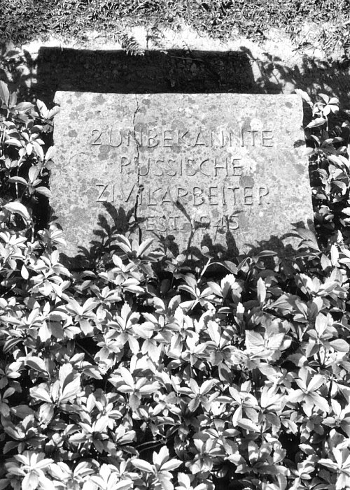 Grabplatte für zwei von der SS ermordete russische Zwangsarbeiter auf dem Versmolder Friedhof. - © Stadtarchiv Versmold