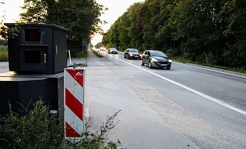 Gut versteckt: Der mobile Blitzer schmiegt sich an der Baustellenausfahrt zum Quelle-See gut ins Grün der Büsche ein. - © Jens Reichenbach