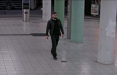 Die Polizei sucht einen Schläger mit Fahndungsfotos. Wer kennt diesen Mann? - © Polizei