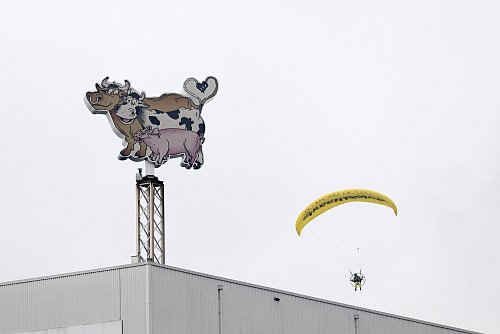 Mit motorisierten Gleitschirmen sind die Aktivisten auf dem Dach gelandet. - © Daniel Müller/Greenpeace