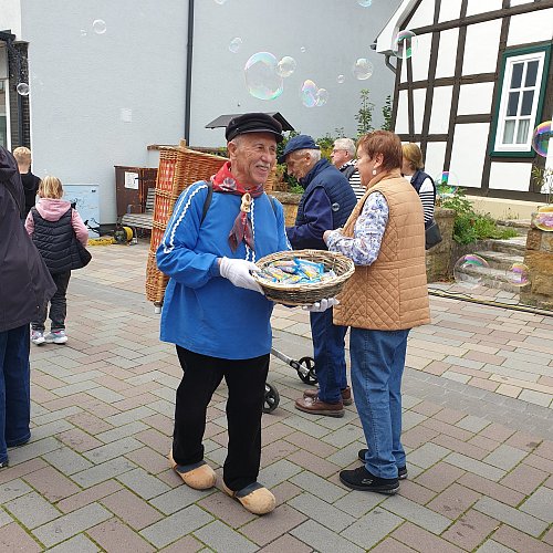 Martin Kansteiner aus Borgholzhausen war im vergangenen Jahr als Kiepenkerl unterwegs und verteilte Miniwürstchen. - © Marion Bulla