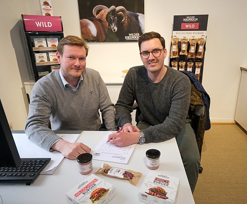 Falk Fieseler und Sebastian Lenger (v.l.) setzen auf die Vermarktung von Produkten aus Wildfleisch. - © Foto: Andreas Zobe/NW
