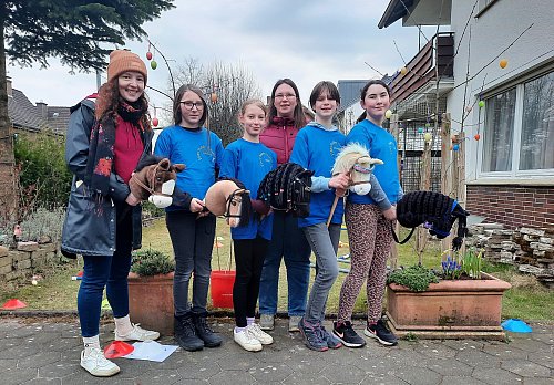 Das Haller Hobby-Horsing-Team wird trainiert von Christine Niedermeier (hinten, Mitte). - © Dima Winter