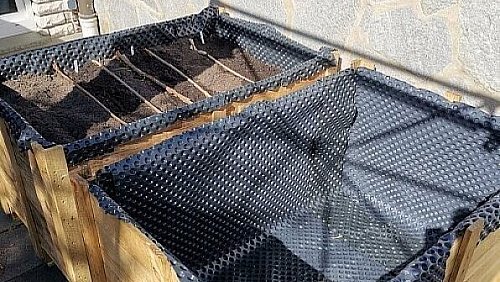 Mit Noppenfolie wird das Hochbeet ausgekleidet, bevor die Befüllung startet. - © Viktoria Enns
