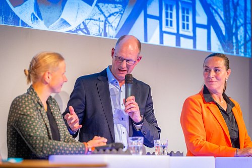 Die Bürgermeister-Kandidaten diskutieren engagiert über die Zukunft Halles bei der Podiumsdiskussion in der Remise. - © Nico_Seifert