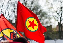 Flagge der verbotenen PKK - Lukas Schulze/dpa