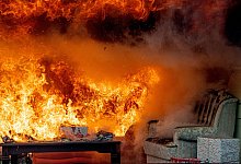 Ein Brand in einem nachgestellten Wohnzimmer - Zacharie Scheurer/dpa-tmn Ein Brand in einem nachgestellten Wohnzimmer - Zacharie Scheurer/dpa-tmn