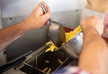 Speiseöl in einer Fritteuse - Sebastian Gollnow/dpa