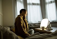 Frau sitzt vor einer Tageslichtlampe - Christin Klose/dpa-tmn Frau sitzt vor einer Tageslichtlampe - Christin Klose/dpa-tmn