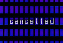 Ein Flug wird auf der Anzeigetafel als gestrichen ausgewiesen - Robert Michael/dpa-Zentralbild/dpa-tmn Ein Flug wird auf der Anzeigetafel als gestrichen ausgewiesen - Robert Michael/dpa-Zentralbild/dpa-tmn