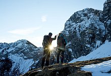 Zwei Menschen auf einer Bergwanderung - Angelika Warmuth/dpa/dpa-tmn