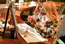 Darstellerin schminkt sich beim Monster-Casting in Babelsberg - Klaus-Dietmar Gabbert/dpa-tmn Darstellerin schminkt sich beim Monster-Casting in Babelsberg - Klaus-Dietmar Gabbert/dpa-tmn