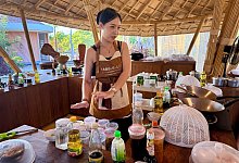 Kursleiterin Alice beim Kochkurs - Carola Frentzen/dpa-tmn Kursleiterin Alice beim Kochkurs - Carola Frentzen/dpa-tmn