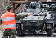 Bundeswehr verlädt Panzer für den Transport nach Litauen - picture alliance / Armin Weigel/dpa
