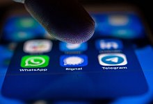 Ein Finger schwebt über dem Icon der Signal-App - Zacharie Scheurer/dpa-tmn