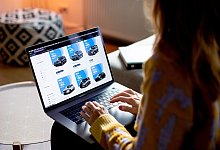 Eine Frau sucht online nach Autos - Zacharie Scheurer/dpa-tmn